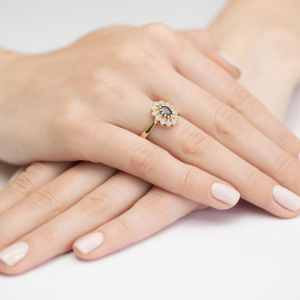 Złoty pierścionek z Szafirem 0,70ct i Diamentami złoto próby 585. W-0354SZA